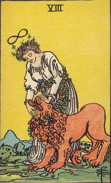 Lá Strength (Sức Mạnh) trong bộ Rider–Waite–Smith 1909