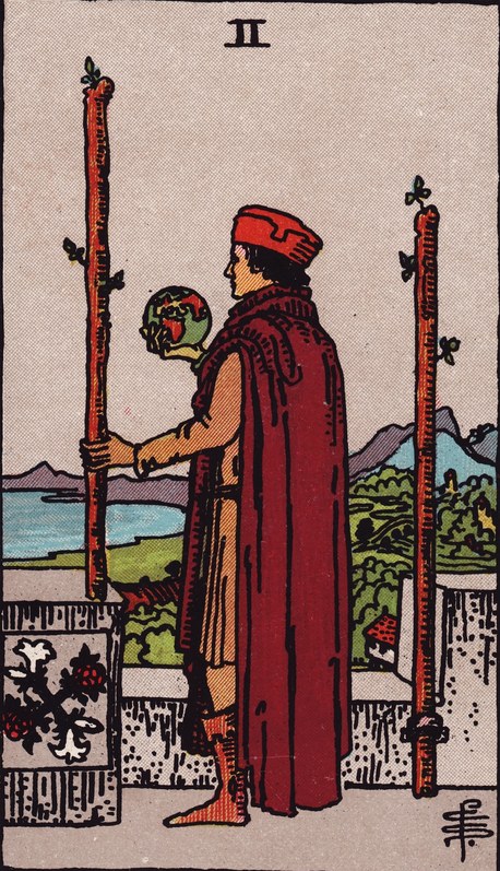 Lá Two of Wands (Hai Gậy) trong bộ Rider–Waite–Smith 1909