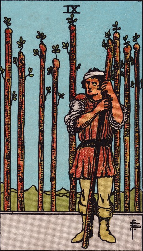 Lá Nine of Wands (Chín Gậy) trong bộ Rider–Waite–Smith 1909