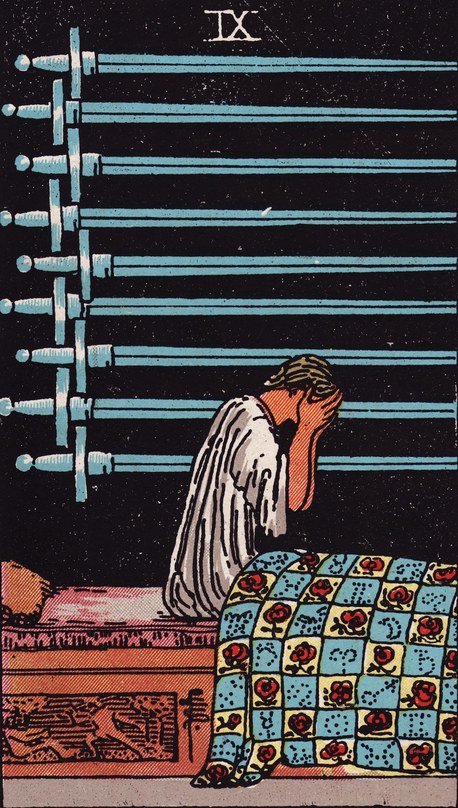Lá Nine of Swords (Chín Kiếm) trong bộ Rider–Waite–Smith 1909