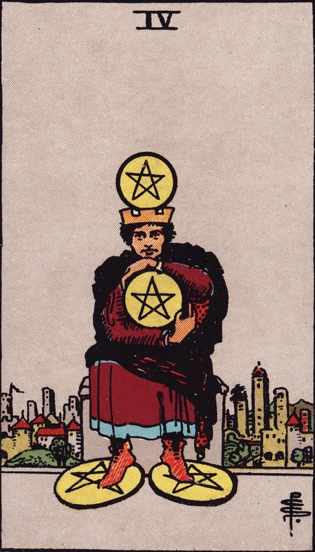 Lá Four of Pentacles (Bốn Tiền) trong bộ Rider–Waite–Smith 1909