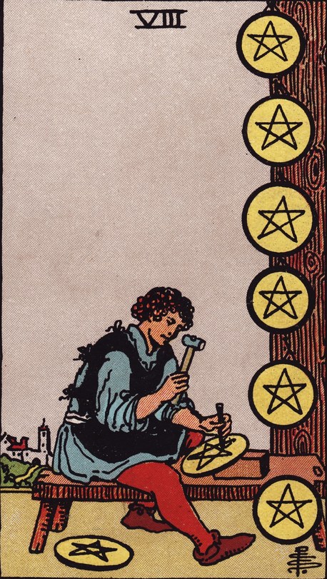 Lá Eight of Pentacles (Tám Tiền) trong bộ Rider–Waite–Smith 1909
